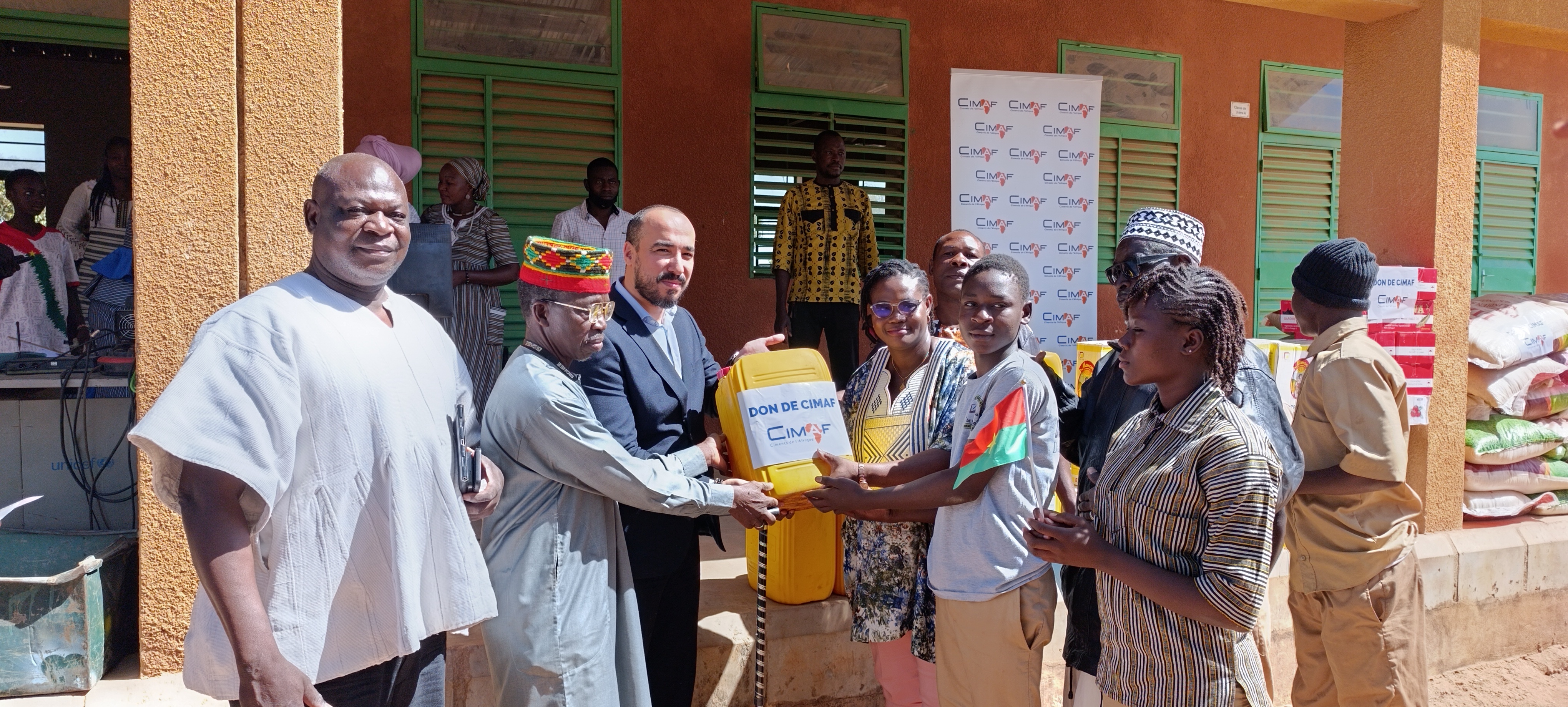 Remise de paniers alimentaires au collège d’enseignement général de Polesgo, dans l’arrondissement de Ouagadougou